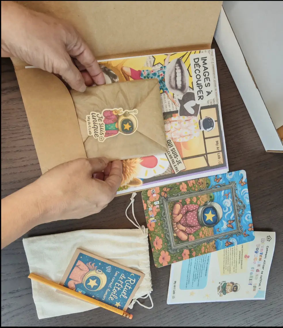 Ouverture d’un coffret créatif My Art Lab avec enveloppe et images pour démarrer un collage introspectif