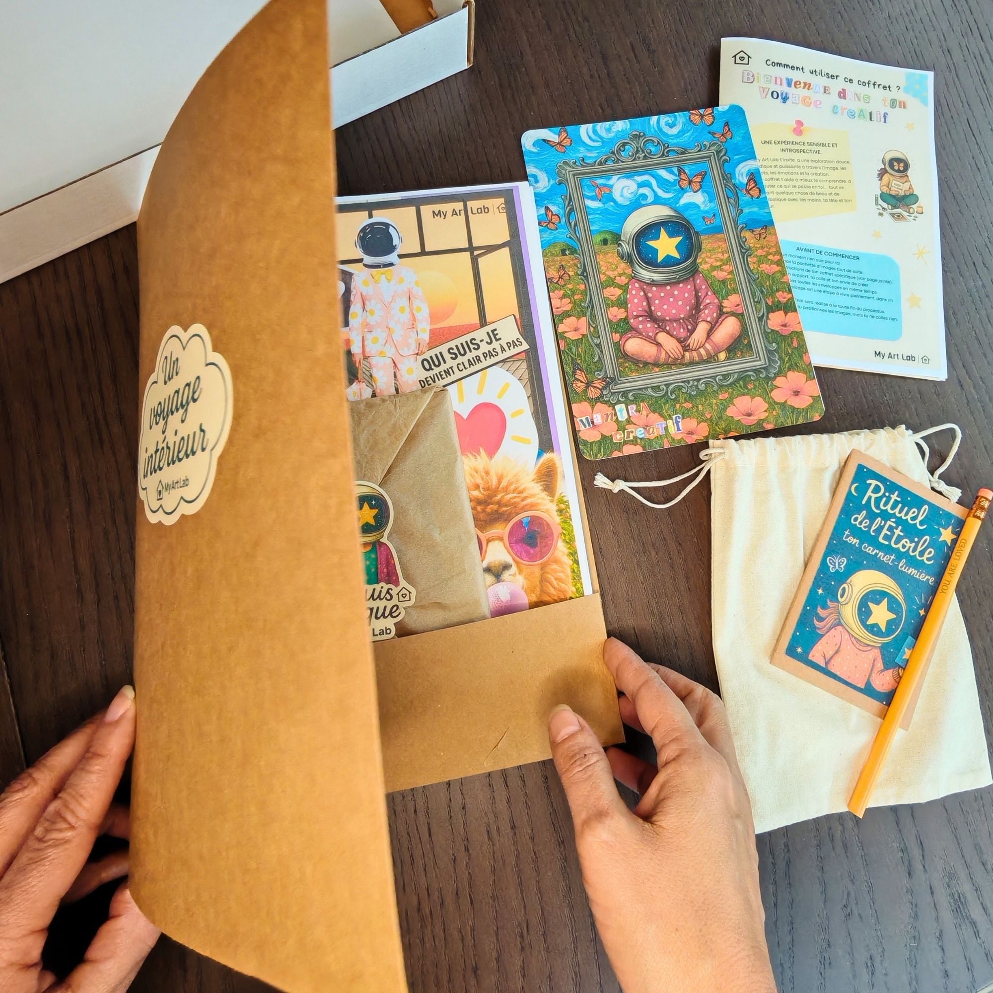 Ouverture d’un coffret My Art Lab avec enveloppe et contenu créatif pour débuter un collage introspectif
