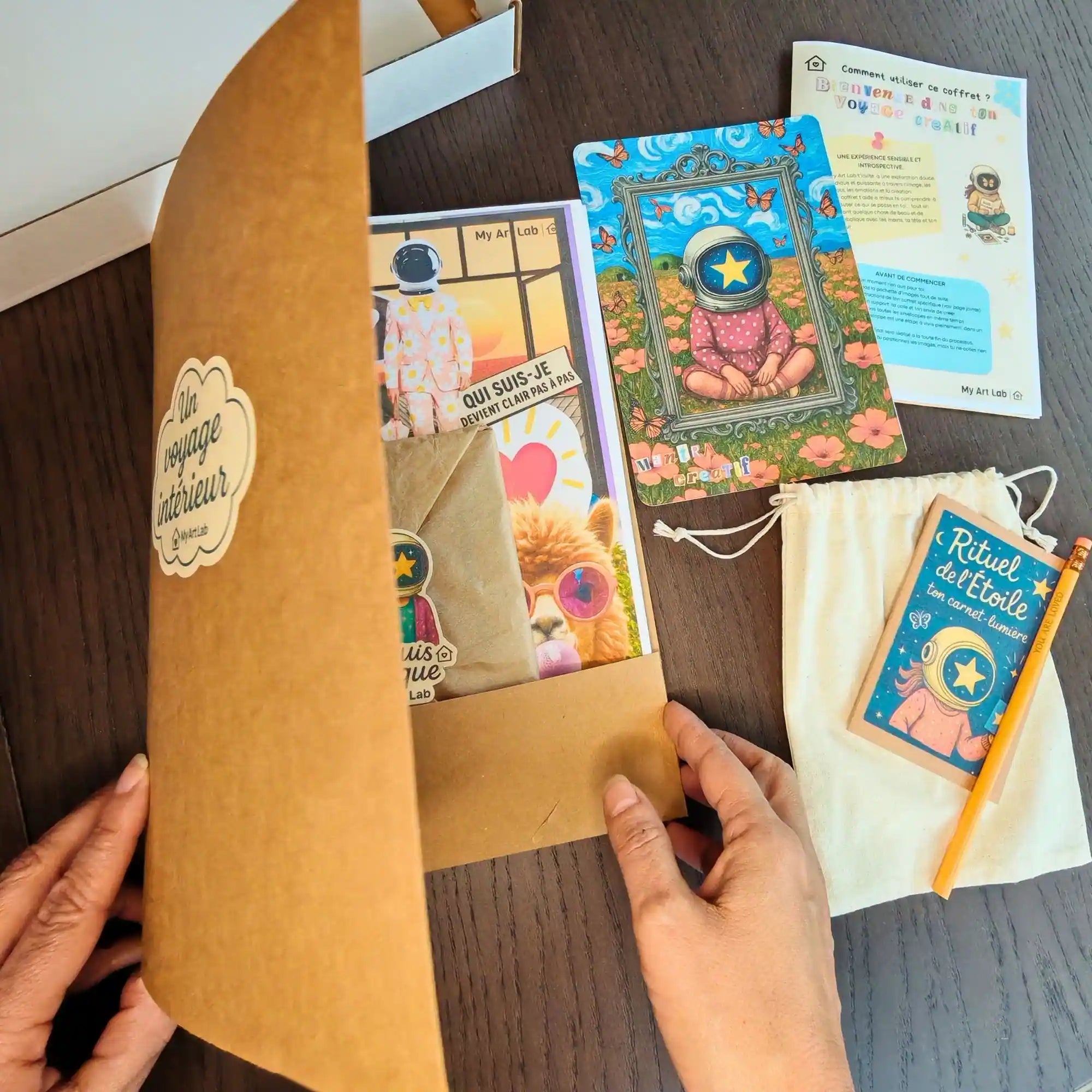 Ouverture d’un coffret My Art Lab avec enveloppe et contenu créatif pour débuter un collage introspectif