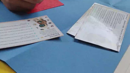 Démonstration d’un collage intuitif réalisé par une adolescente avec le coffret Colle ton Flow d’Émotions
